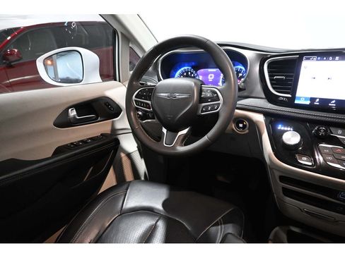 Used 2022 Chrysler Pacifica Touring-L FWD image 25