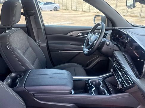 Used 2025 Chevrolet Traverse LT FWD image 30