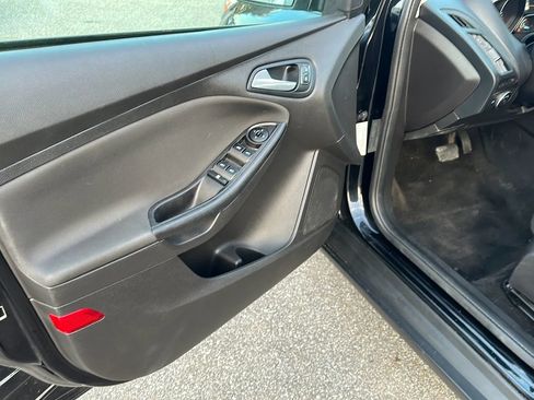 Used 2017 Ford Focus SE image 9
