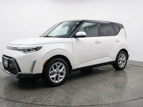 Used 2025 Kia Soul LX w/ LX Technology Package FWD image 3