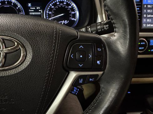 Used 2019 Toyota Highlander XLE image 28