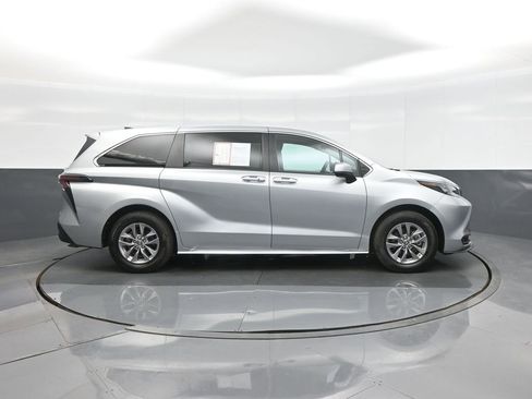 Certified 2024 Toyota Sienna LE image 10