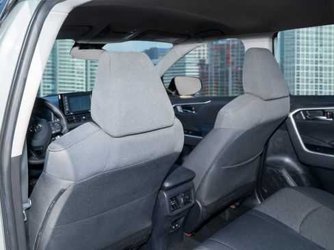 Used 2021 Toyota RAV4 XLE image 17