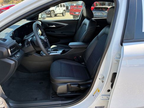 Used 2025 Buick Envista Preferred image 25