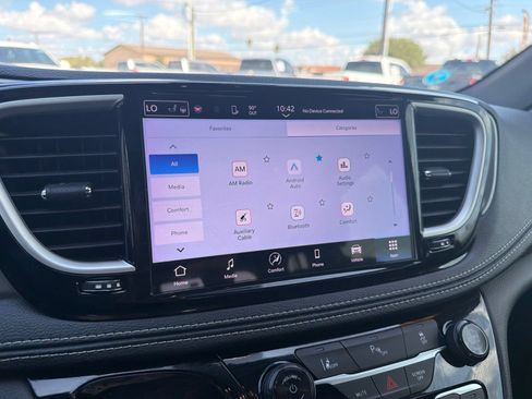 Used 2025 Chrysler Pacifica Select FWD image 26