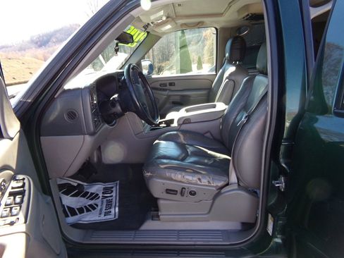 Used 2004 Chevrolet Suburban Z71 w/ Preferred Equipment Group image 6