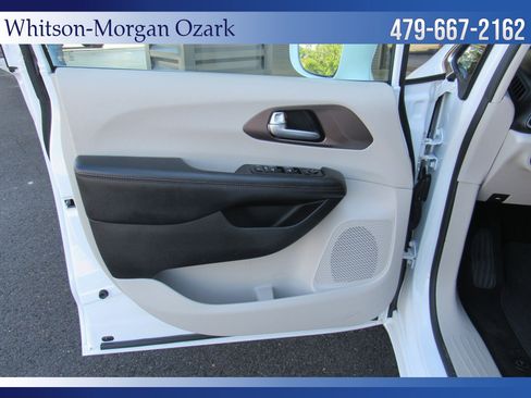 Used 2018 Chrysler Pacifica Touring Plus w/ Tire & Wheel Group image 33