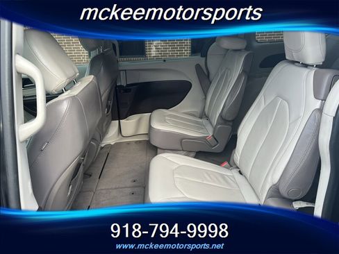 Used 2018 Chrysler Pacifica Touring-L FWD image 11
