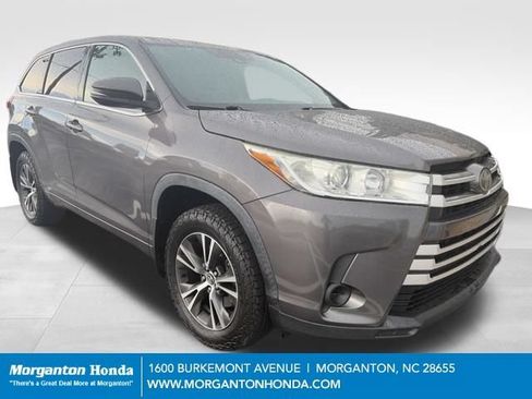 Used 2017 Toyota Highlander LE AWD/4WD image 1