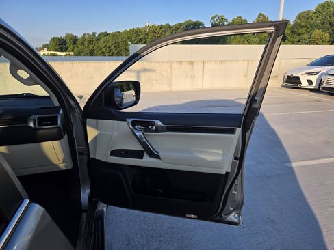 Used 2023 Lexus GX 460 Luxury w/ Accessory Package AWD/4WD image 29