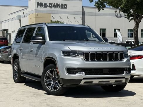 Used 2024 Jeep Wagoneer Series II w/ Flexible Seating Group RWD image 2