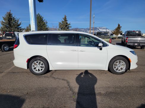 Used 2023 Chrysler Voyager LX image 2