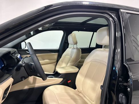 Used 2024 Jeep Grand Cherokee Limited w/ Luxury Tech Group II image 16