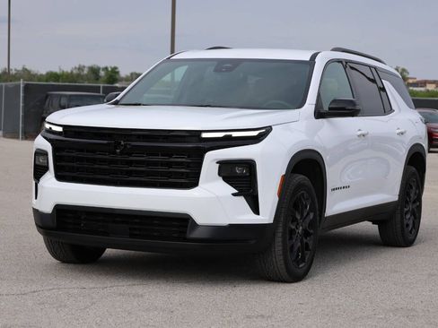 Used 2025 Chevrolet Traverse LT w/ Midnight/Sport Edition AWD/4WD image 6