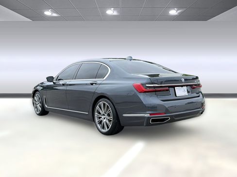 Used 2020 BMW 740i w/ Premium Package RWD image 3