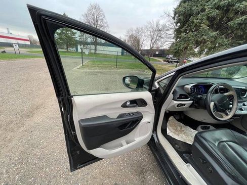 Used 2018 Chrysler Pacifica Limited FWD image 22