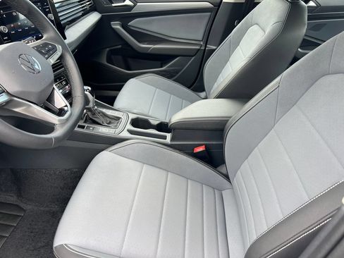 Used 2025 Volkswagen Jetta SE FWD image 10