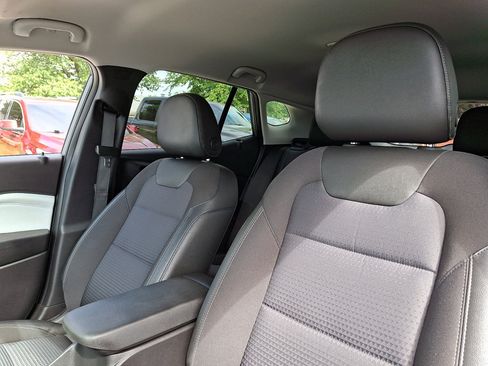 Used 2025 Chevrolet Trax LT FWD image 25