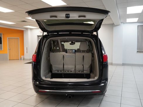 Used 2018 Chrysler Pacifica Limited w/ Advanced Safetytec Group FWD image 9