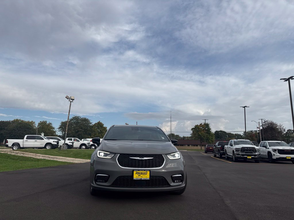 Used 2025 Chrysler Pacifica Select FWD image 3