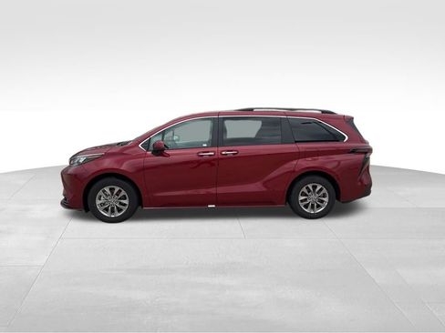 Used 2026 Toyota Sienna XLE image 10
