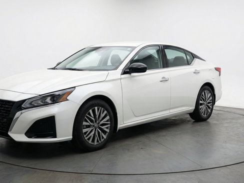 Used 2025 Nissan Altima 2.5 SV FWD image 3