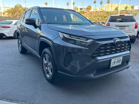 Used 2025 Toyota RAV4 XLE AWD/4WD image 2