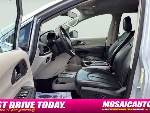Used 2023 Chrysler Pacifica Touring-L FWD image 21