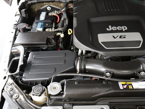 Used 2016 Jeep Wrangler Rubicon w/ Power Convenience Group AWD/4WD image 34
