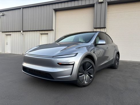 Used 2026 Tesla Model Y 2WD image 4