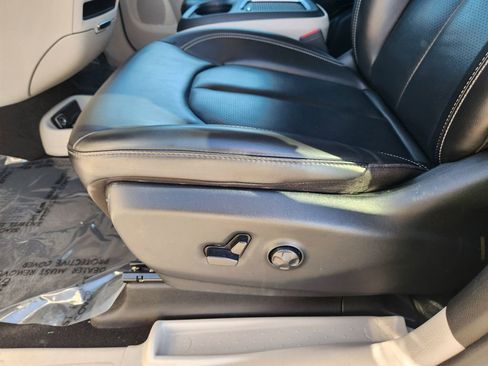 Used 2023 Chrysler Pacifica Touring-L image 25