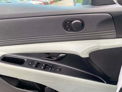 Used 2025 Hyundai Elantra Limited FWD image 19