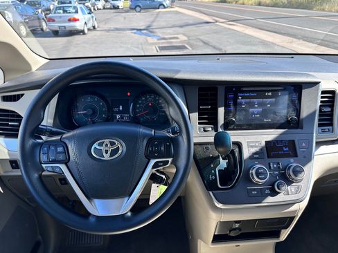 Used 2017 Toyota Sienna LE FWD image 8