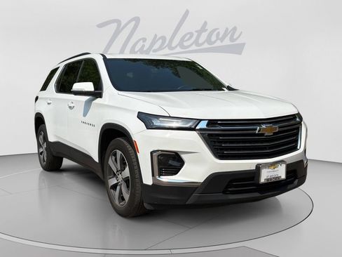 Used 2023 Chevrolet Traverse LT w/ LT Premium Package AWD/4WD image 3