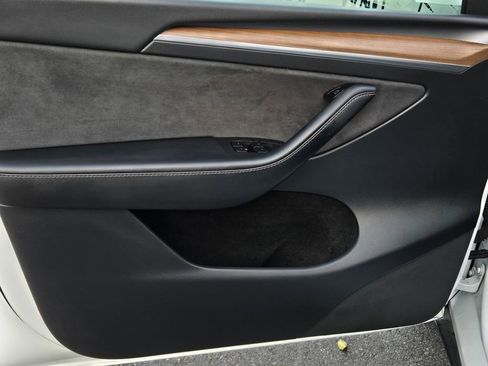 Used 2022 Tesla Model Y Long Range image 10