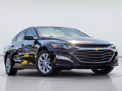 Used 2025 Chevrolet Malibu LT FWD image 2