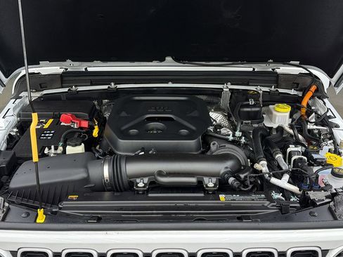 Used 2025 Jeep Wrangler Unlimited Sahara w/ Safety Group image 19