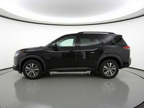 Used 2025 Nissan Pathfinder SV image 5