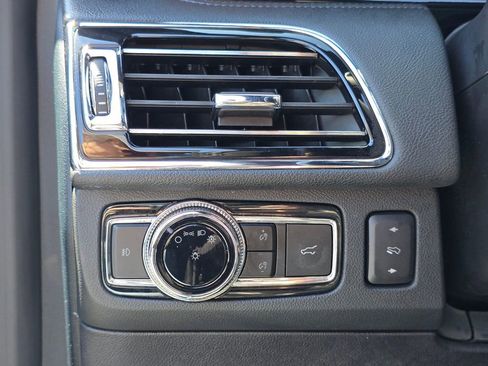 Used 2019 Lincoln Navigator Reserve AWD/4WD image 24