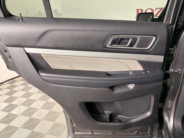 Used 2017 Ford Explorer XLT w/ Equipment Group 202A AWD/4WD image 32