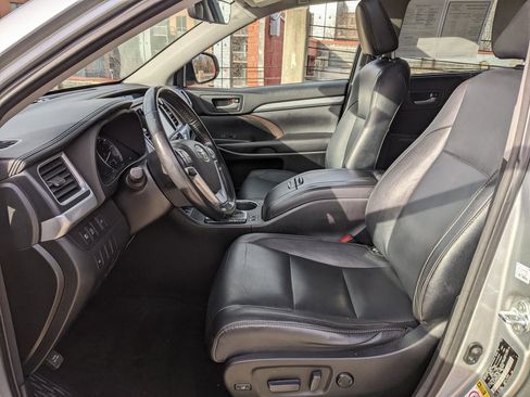 Used 2017 Toyota Highlander XLE image 11