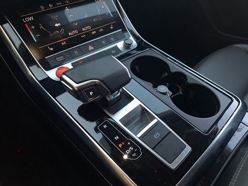 Used 2022 Audi Q8 Premium image 15