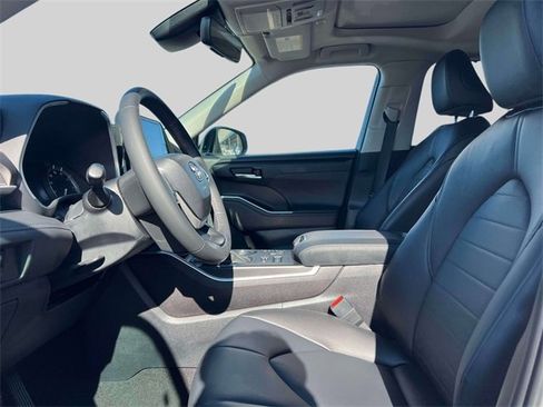 Certified 2024 Toyota Highlander XLE image 22