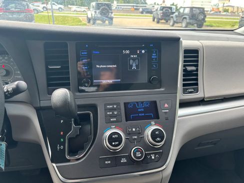 Used 2015 Toyota Sienna LE FWD image 23