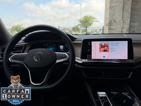 Used 2024 Volkswagen Atlas SE w/ Panoramic Sunroof Package FWD image 7