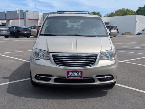 Used 2016 Chrysler Town & Country Touring FWD image 2