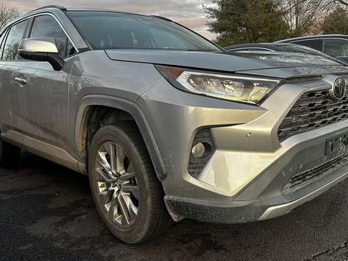 Used 2019 Toyota RAV4 Limited image 1