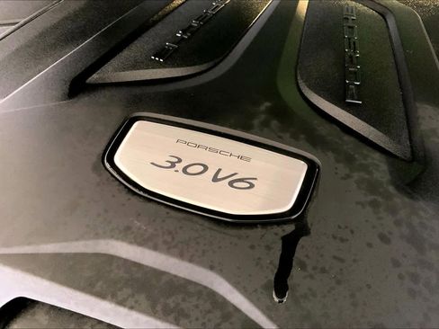 Used 2022 Porsche Cayenne w/ Premium Package image 33