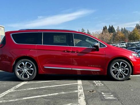 New 2026 Chrysler Pacifica Pinnacle image 3