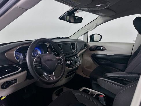 Used 2023 Chrysler Voyager LX image 27